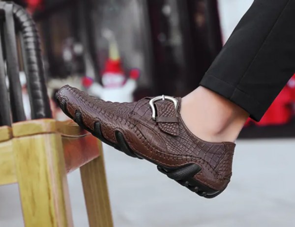 Sepatu Moccasin dengan Tali Kulit